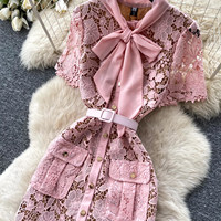 Robe élégante pour femmes en dentelle rose, coupe A, manches courtes, col à nœud, ceinture, robe longue décontractée avec poches pour un usage quotidien, robes décontractées