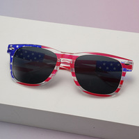 Échantillon gratuit Lunettes de soleil bon marché assorties avec des drapeaux nationaux pour le match de football mondial Lunettes de soleil