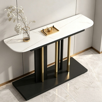 Meuble de couloir moderne et élégant, table console à base de traîneau en métal noir, plateau en marbre, style hôtel, salon, entrée, hall d'entrée