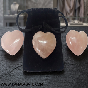 Ensemble de 3 pierres en cristal de quartz rose poli en forme de cœur, pierres précieuses d'amour avec pochette en velours noir - Product Image 1