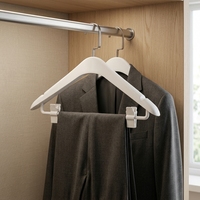 Cintre en plastique robuste antidérapant à épaules larges pour costumes et chemises, idéal pour les chambres d'hôtel