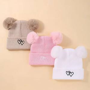 <span class=keywords><strong>Bonnet</strong></span> tricoté pour bébé avec <span class=keywords><strong>double</strong></span> broderie Cœur et <span class=keywords><strong>double</strong></span> <span class=keywords><strong>pompon</strong></span> – Confortable pour la peau, chaud et élégant - Product Image 2