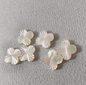 Nuevo Diseño 2026, Dije de Concha de Nácar Blanco con Trébol de Cuatro Hojas, Incrustaciones de Cuentas con Ondas Láser, Dije para Joyería DIY, Económico - Product Image 3