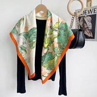 Écharpe carrée à motif de nénuphar sur fond clair et serein - Écharpe verte de type soie pour le cou