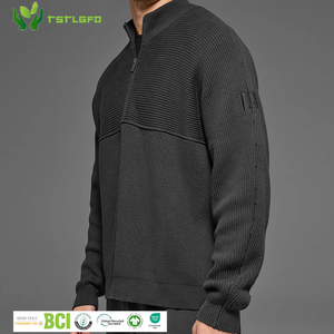 Sudadera con capucha de punto personalizada para hombre, con panel de manga acanalado de mezcla de fibra de bucle cerrado y parche en el brazo izquierdo, ideal para un estilo urbano. - Product Image 1