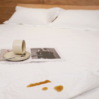 Vente en gros Couvre-lit imperméable en tissu polyester hypoallergénique Drap-housse imperméable avec protège-matelas uni