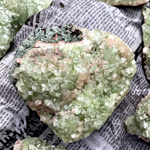Magnifique spécimen minéral en cluster de cristal d'apophyllite naturelle pour la méditation Reiki, les collectionneurs de minéraux et la décoration intérieure - Product Image 2