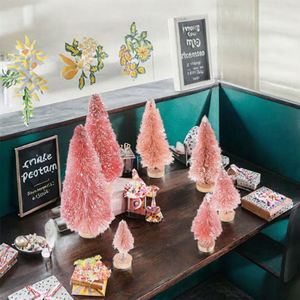 Mini-sapins de Noël en plastique rose de 12 cm avec neige - Product Image 3