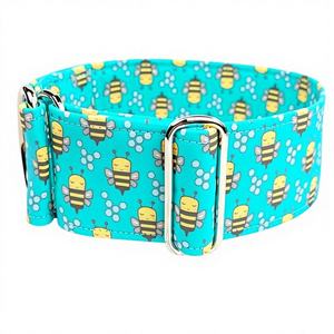 Collier martingale en tissu pour chien de type Greyhound, motif abeille, avec boucle cyan et design abeille - Product Image 1