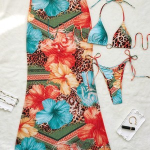 Conjunto de bikini de 3 piezas para mujer con estampado floral tropical y de leopardo, top halter triangular, tanga y falda maxi de malla para playa, de secado rápido - Product Image 3