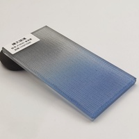 Paravent en verre transparent avec panneaux artistiques entrelacés en bambou et rotin, design minimaliste, luxe léger, cadre métallique étroit pour mur