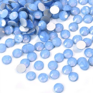 Cristaux opales bleus de haute qualité SS3-SS30 à dos plat, pierres non thermocollantes à coller pour le nail art - Product Image 1