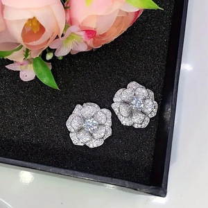 Orecchini a Perno con Camelia e Rosa per Donne, Design Floreale da Principessa, Eleganti Accessori per Orecchie da Indossare Quotidianamente - Product Image 5