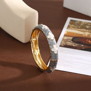 Pulsera de dijes apilables vintage para mujer, estilo Palacio, chapada en oro, de latón, con pétalos de esmalte líquido de color fresco y dulce - Product Image 1