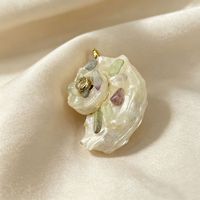 Pendentif en coquille de conque en pierre de cristal naturel irrégulier avec incrustation de zircone cubique ronde, bijoux faits à la main