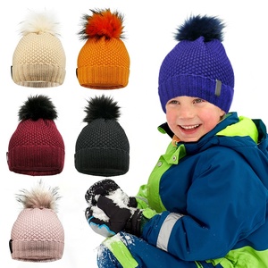 Bonnet en <span class=keywords><strong>laine</strong></span> mérinos <span class=keywords><strong>polaire</strong></span> tricoté avec pompon pour enfants – Vente en gros personnalisée – Bonnets d'hiver pour garçons et bébés – Chapeaux noirs pour enfants - Product Image 5
