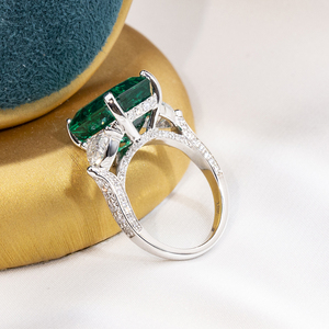 แหวนแฟชั่นมรกตทรงเหลี่ยมทองคำ 18K รุ่น MSR-1816 จาก Messi Jewelry แหวนมรกตแล็บ แหวนหมั้นสำหรับผู้หญิง - Product Image 5