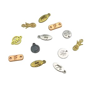 Etiqueta Metálica Hecha a Mano para <span class=keywords><strong>Camisetas</strong></span> Pequeñas, Insignia Grabada en Cuero sobre Etiqueta Metálica Hecha a Mano - Product Image 1