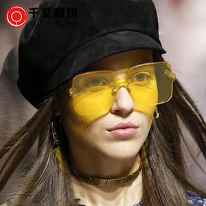 Gafas de Sol Cuadradas Qianai para Mujer, Montura Dorada, Lentes con Protección UV Tipo 3, Moda, Viajes, Escenario - Product Image 1