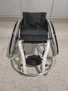 Fauteuil roulant de basketball haut de gamme, conçu par des experts, avec largeur de siège personnalisable de 30 cm à 40 cm - Product Image 4