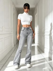 Pantalon en jean gris clair américain, délavé, élastique, légèrement évasé, coupe slim, long et large, qui rehausse la silhouette. - Product Image 1