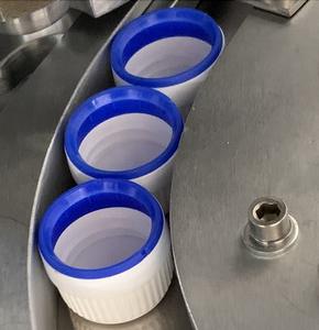 Máquina de inserción de tapa de plástico de alta velocidad poner revestimiento de aluminio y anillo de seguridad en la máquina tapadora de tapas - Product Image 1