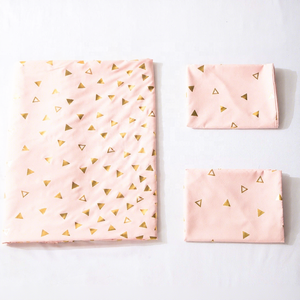 Ensemble <span class=keywords><strong>de</strong></span> <span class=keywords><strong>housse</strong></span> <span class=keywords><strong>de</strong></span> <span class=keywords><strong>couette</strong></span> en <span class=keywords><strong>or</strong></span> <span class=keywords><strong>rose</strong></span> - 300 fils - Polyester écologique - Volants (1 <span class=keywords><strong>couette</strong></span> + 2 taies d'oreiller) - Design moderne et luxueux personnalisable - Product Image 6