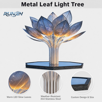 Grande sculpture d'arbre feuille de lotus en acier inoxydable doré, éclairée par LED, avec pétales radiaux en maille creuse et tronc multi-branches, personnalisable, pour monument ou point de repère