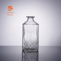 Bouteille de vin en verre gravée carrée de 850 ml, adaptée à l'emballage du brandy et du gin, vente en gros personnalisée disponible