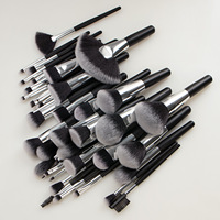 Ensemble de 40 pinceaux de maquillage professionnels de luxe noirs à marque privée avec manche en bois pour application visage, pinceaux plats et éventail