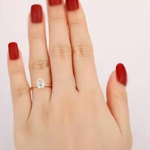 Anillo de Boda de Acero Inoxidable Impermeable con Circonita Cúbica Ovalada Transparente y Chapado en Oro para Mujer - Product Image 5