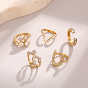 <span class=keywords><strong>Bague</strong></span> Scintillante en Acier Inoxydable Plaqué Or 18K avec Zircons Cubiques pour Femme, <span class=keywords><strong>Bague</strong></span> Fer à Cheval en V Entièrement Sertie de Zircons, Bijou Ajustable Inoxydable - Product Image 3