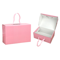 OEM Personnalisable Taille Couleur Mat Finition UV Avantage Boîte de papier kraft Carton d'emballage ondulé Chaussures Chaussettes Vêtements Gaufrage