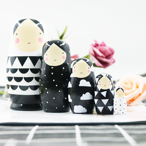 La fábrica vende directamente la muñeca de madera en blanco y negro, juguetes rusos de cinco capas para niños, muñeca anidada - Product Image 2