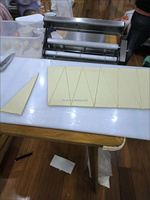Laminoir à pâte manuel en acier inoxydable pour croissants et pâtes feuilletées, idéal pour les boulangeries et pâtisseries