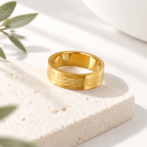 แหวนสแตนเลสสตีลสีทองสลักลาย พร้อมเคลือบทอง 14K ด้วยระบบสุญญากาศ - Product Image 1