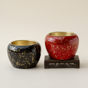 Contenedor de residuos de té Jian Shui de latón lacado con purpurina dorada, rojo y negro, con revestimiento interior dorado para la ceremonia del té Kung Fu. - Product Image 1