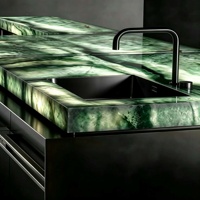 Comptoir de bar en pierre translucide verte rétroéclairée, îlot de cuisine éclairé par LED, table de bar sur mesure pour villa, hôtel, salon commercial