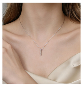 Collier pendentif minimaliste en argent sterling 925 avec serti de diamants ronds, chaîne à maillons plaquée rhodium, unisexe, à porter au quotidien - Product Image 3