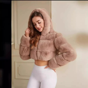 Veste en fausse fourrure à capuche pour femme, sur mesure, style court, manteau patchwork en fausse fourrure de lapin, manteau d'hiver, fournisseur en gros OEM. - Product Image 1