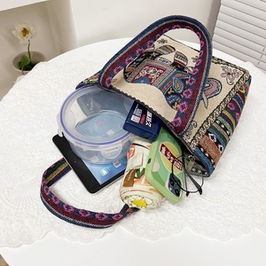 Bolso Tote Casual de Lona Pequeño Hecho a Mano al por Mayor para Mujer, Estilo Moderno, con Botón, Cremallera, Impermeable, 20L, con Estampado de Letras - Product Image 3