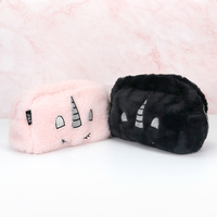 Pochette de maquillage légère et douce en velours matelassé pour femme, avec motif de broderie de dessin animé personnalisé, durable, grande taille, tendance, avec fermeture éclair et logo