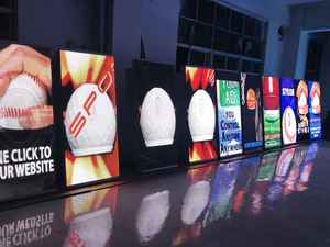 Panneau d'affichage numérique à LED pour l'extérieur Affichage publicitaire étanche sans fil Écran HD double face Publicité commerciale sur poteau - Product Image 6