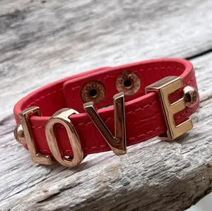 Pulsera de cuero ancha personalizada al por mayor de fábrica con abalorio de letra grande pulsera de cuero inicial grande Vintage sin desvanecimiento