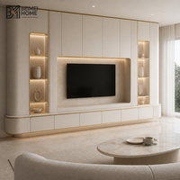 Meuble TV mural moderne en bois massif crème avec niches de présentation cannelées, panneau multimédia en pierre pâle pour salon de villa OEM