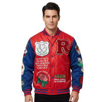Veste universitaire rouge pour homme, design patchwork brodé, streetwear, col rabattu, matière polyester, style automne