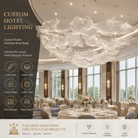 Lustre moderne en maille de cristal à volants et rubans, suspension irrégulière personnalisée pour la décoration de hall d'hôtel et de projets de villas
