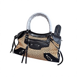 Borsa a tracolla da donna vintage in rafia e pelle patchwork, stile motociclista, estiva, intrecciata traforata, con rivetti e nappe, borsa a spalla tote - Product Image 2