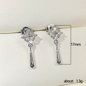 Orecchini pendenti a forma di diamante con nappe per donna, mini gioielli geometrici con pietre scintillanti - Product Image 6