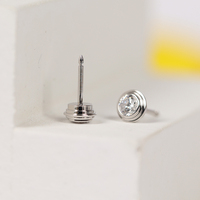 Nouvelle conception 2023 de l'usine : Petites boucles d'oreilles tendance en laiton découpé CNC, style balle, pour hommes et femmes